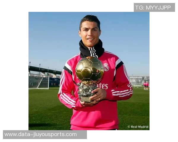 C罗代言的时尚运动服装引领潮流风尚，尽显足球明星魅力与活力